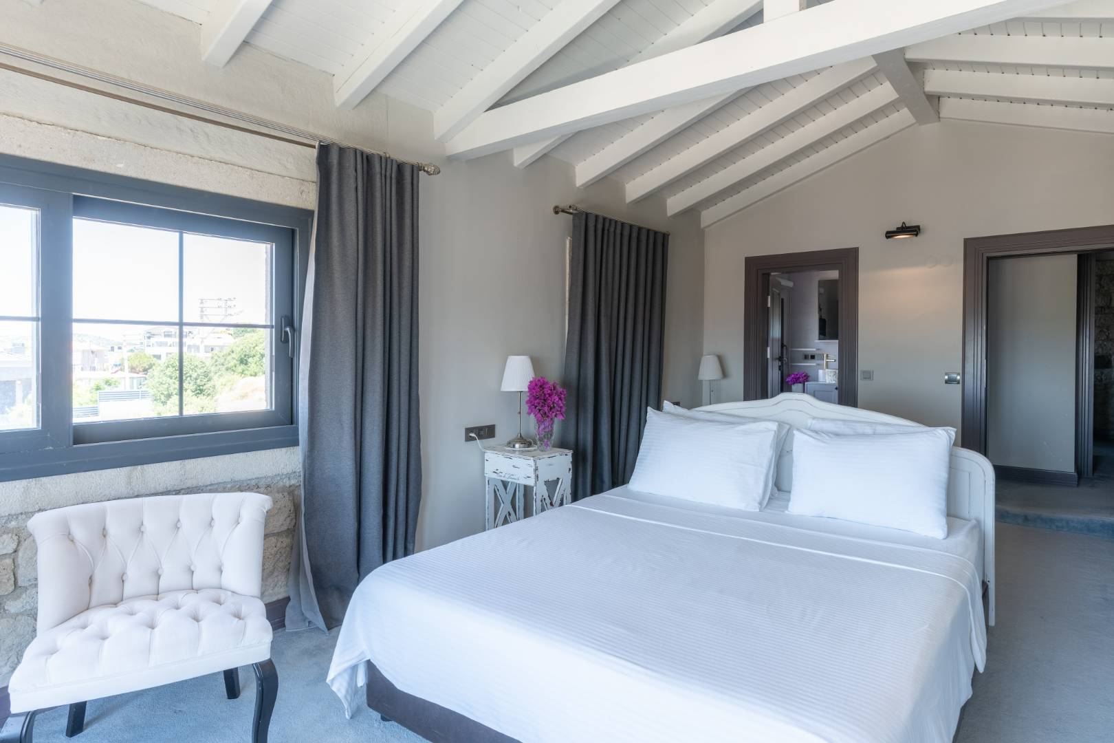 Çeşme Ovacık'ta Deniz Manzaralı, Özel Havuzlu, Lüks Taş Villa