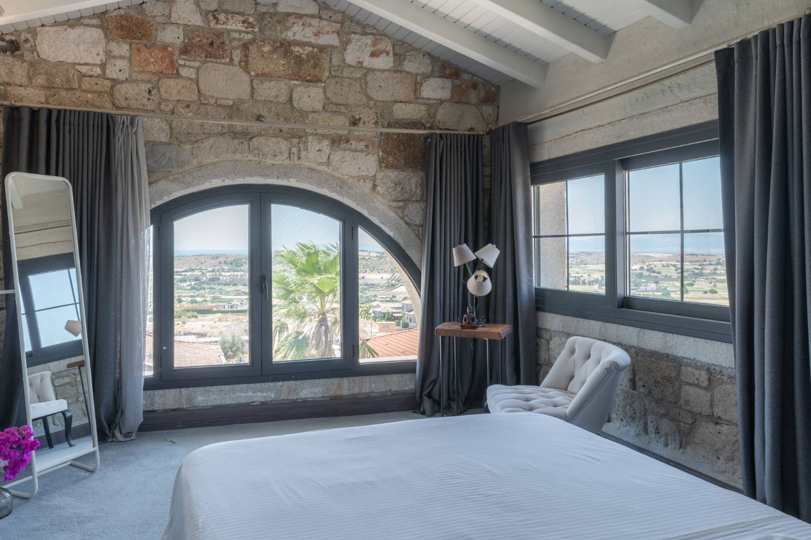 Çeşme Ovacık'ta Deniz Manzaralı, Özel Havuzlu, Lüks Taş Villa