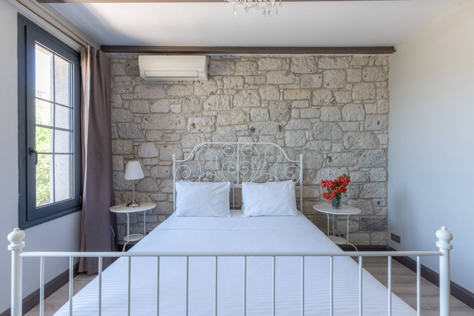 Çeşme Ovacık'ta Deniz Manzaralı, Özel Havuzlu, Lüks Taş Villa