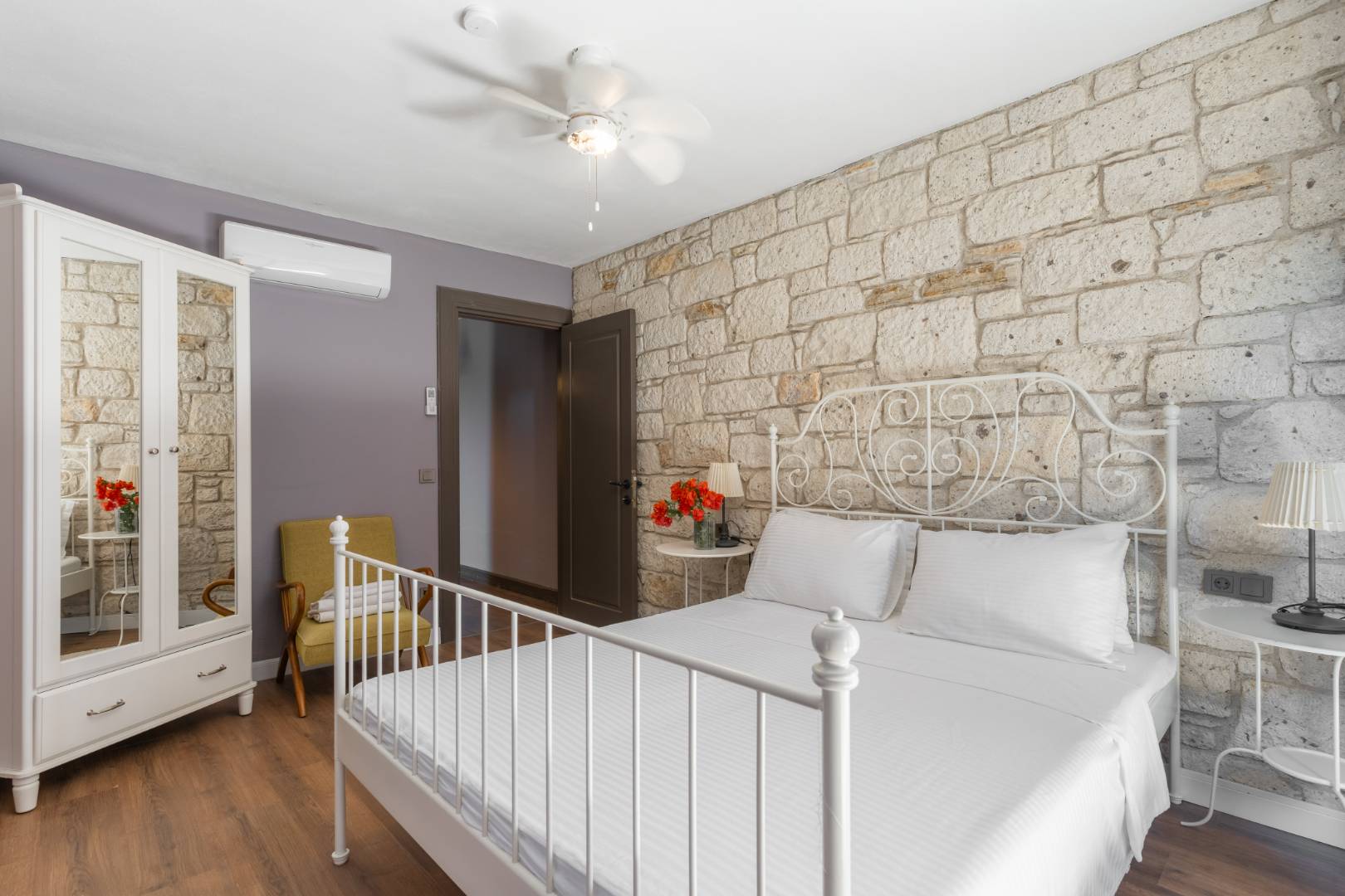 Çeşme Ovacık'ta Deniz Manzaralı, Özel Havuzlu, Lüks Taş Villa