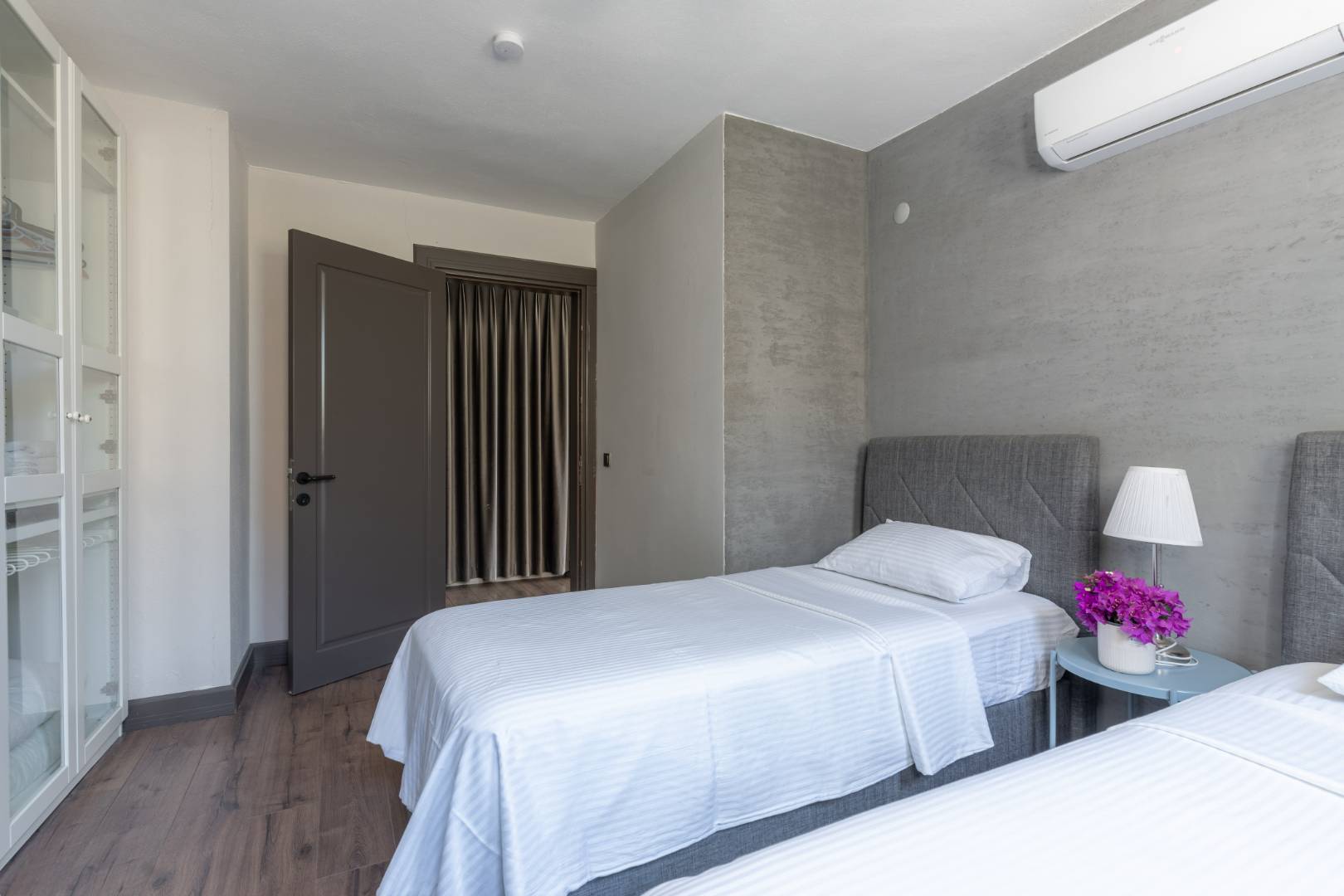 Çeşme Ovacık'ta Deniz Manzaralı, Özel Havuzlu, Lüks Taş Villa