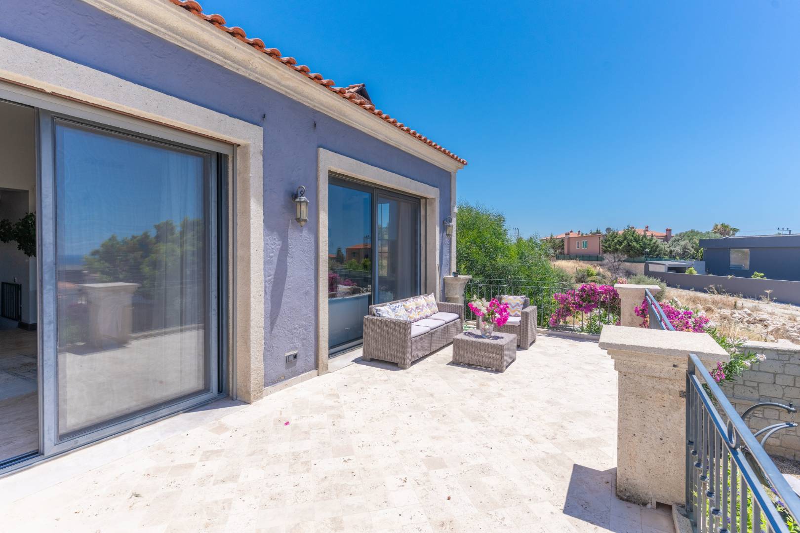 Çeşme Ovacık'ta Deniz Manzaralı, Özel Havuzlu, Lüks Taş Villa