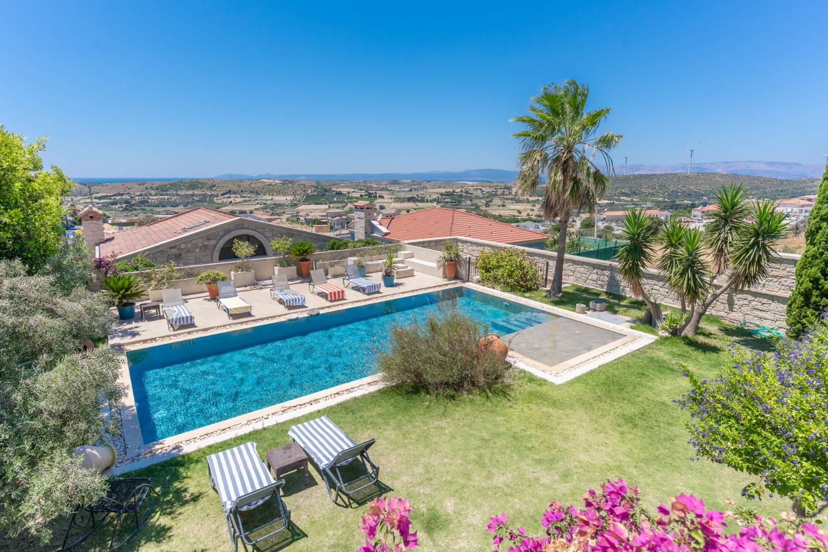 Çeşme Ovacık'ta Deniz Manzaralı, Özel Havuzlu, Lüks Taş Villa