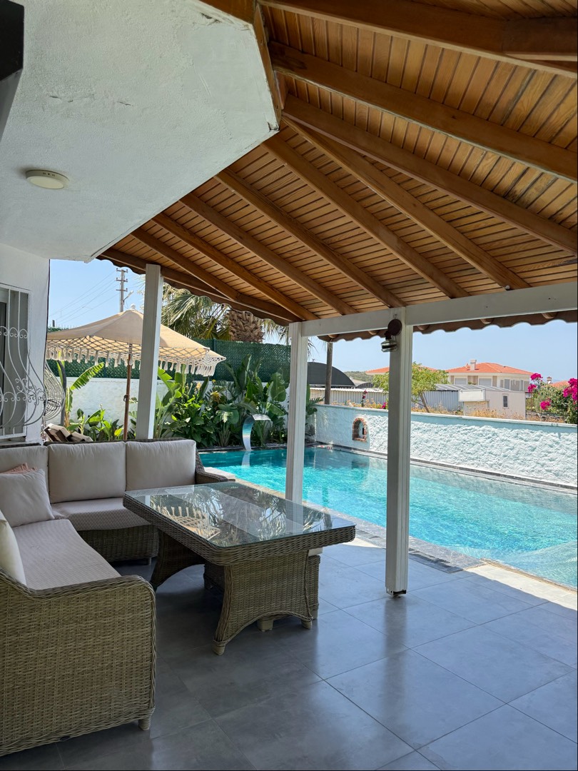 Çeşme Şifne'de Elverişli Konumda, Özel Havuzlu, Kiralık Villa