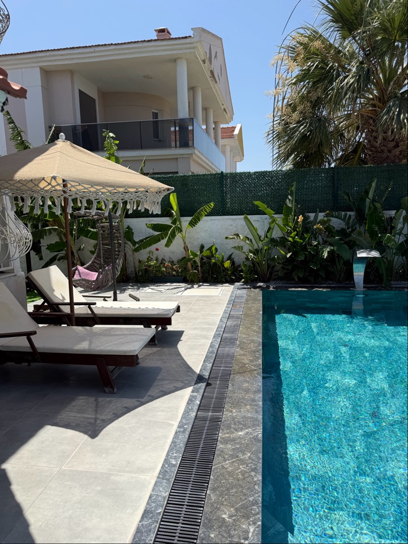 Çeşme Şifne'de Elverişli Konumda, Özel Havuzlu, Kiralık Villa