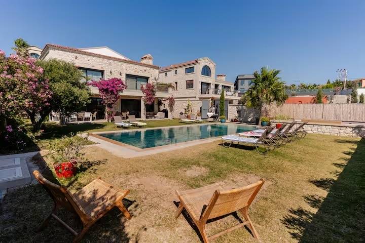 Çeşme'de Kalabalık Aileler İçin Uygun, Özel Havuzlu, Lüks Villa