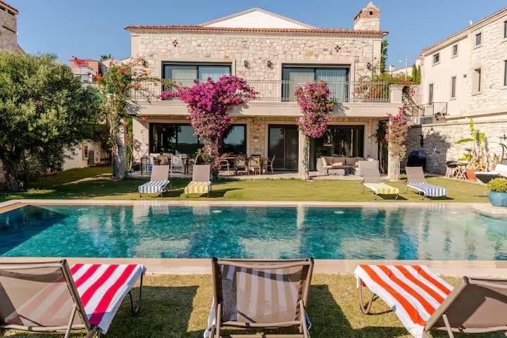 Çeşme'de Kalabalık Aileler İçin Uygun, Özel Havuzlu, Lüks Villa