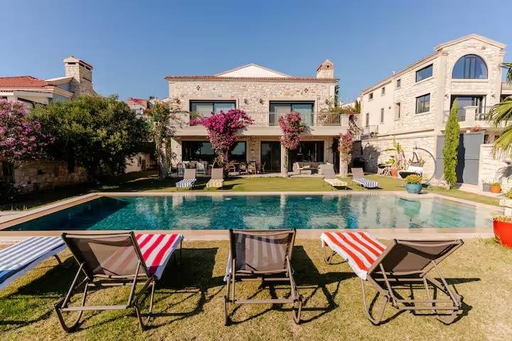Çeşme'de Kalabalık Aileler İçin Uygun, Özel Havuzlu, Lüks Villa