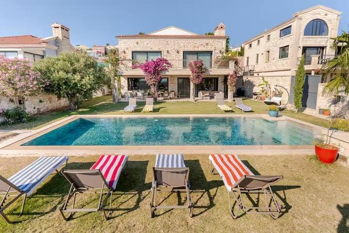 Çeşme'de Kalabalık Aileler İçin Uygun, Özel Havuzlu, Lüks Villa