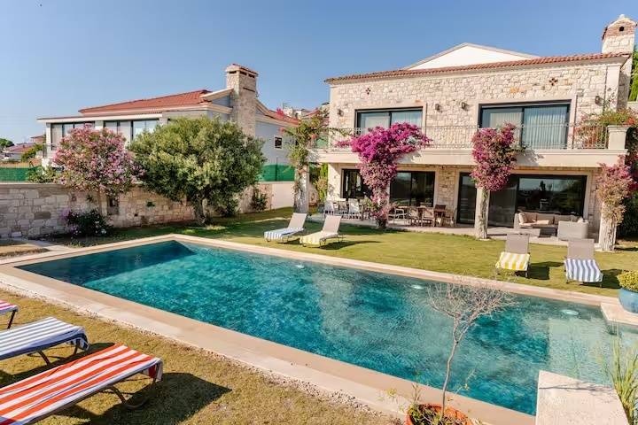 Çeşme'de Kalabalık Aileler İçin Uygun, Özel Havuzlu, Lüks Villa