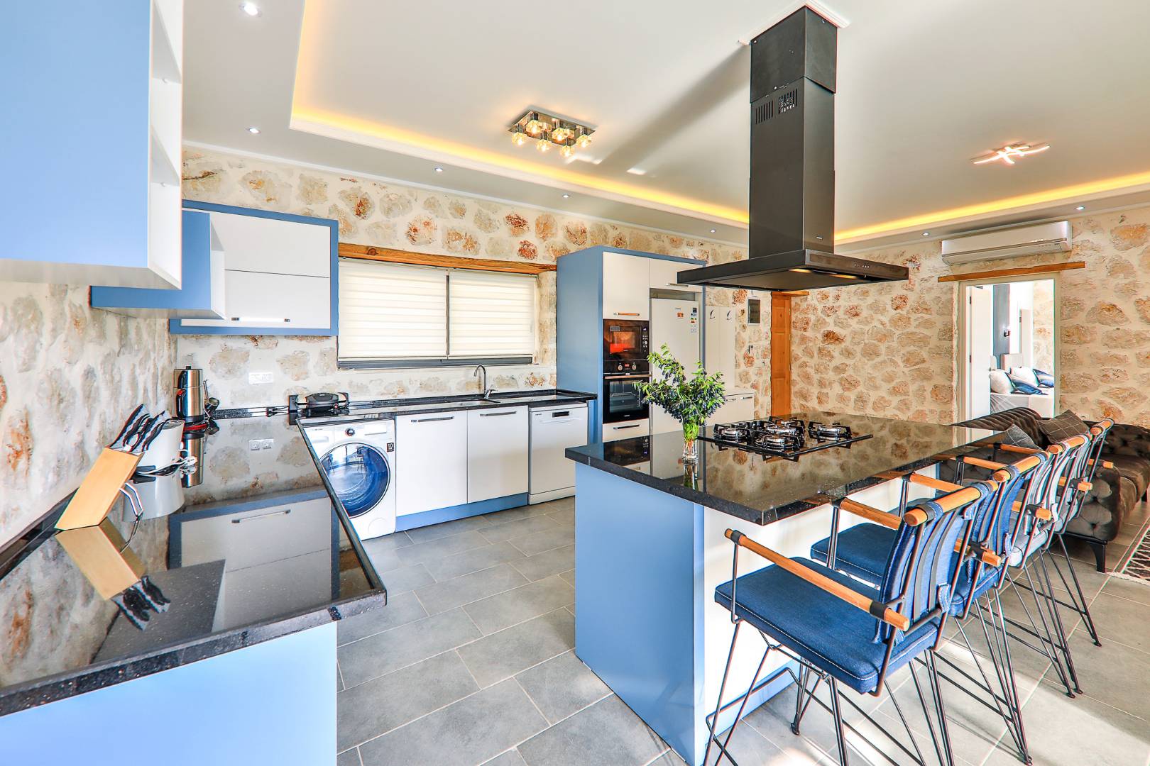Kaş İslamlar'da Enfes Doğa Manzaralı, Isıtmalı Havuzlu, Konforlu Villa