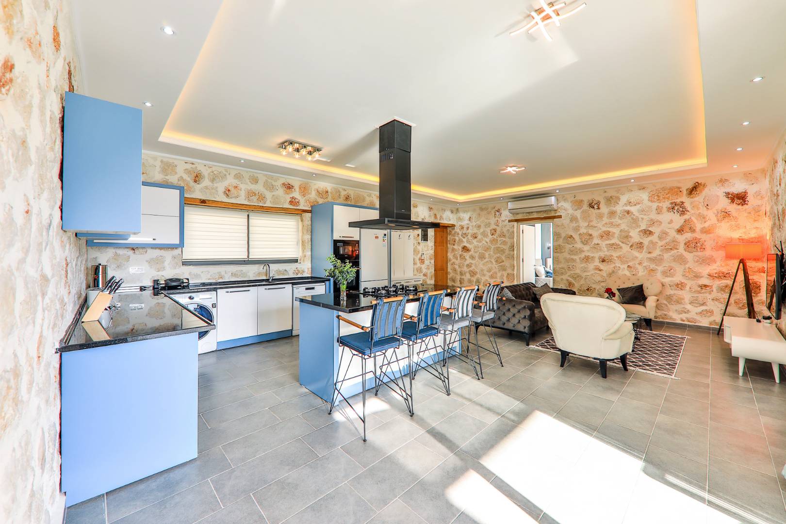 Kaş İslamlar'da Enfes Doğa Manzaralı, Isıtmalı Havuzlu, Konforlu Villa
