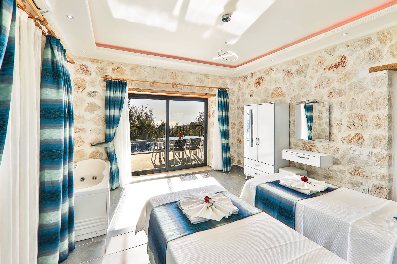 Kaş İslamlar'da Enfes Doğa Manzaralı, Isıtmalı Havuzlu, Konforlu Villa