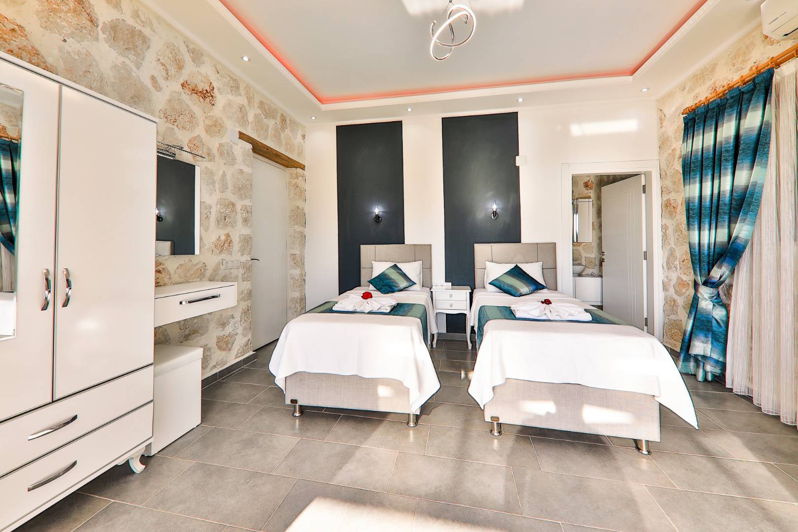 Kaş İslamlar'da Enfes Doğa Manzaralı, Isıtmalı Havuzlu, Konforlu Villa