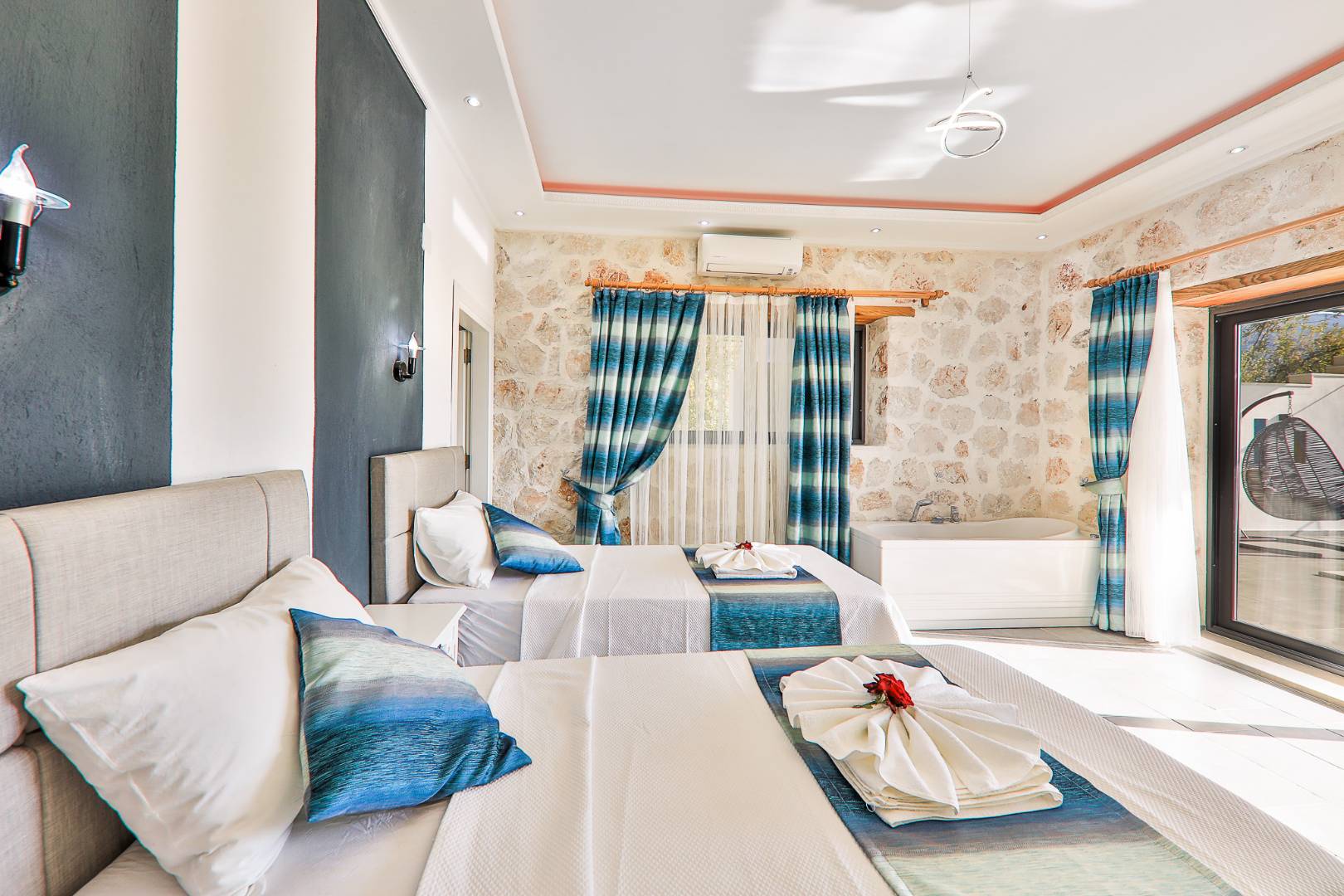 Kaş İslamlar'da Enfes Doğa Manzaralı, Isıtmalı Havuzlu, Konforlu Villa