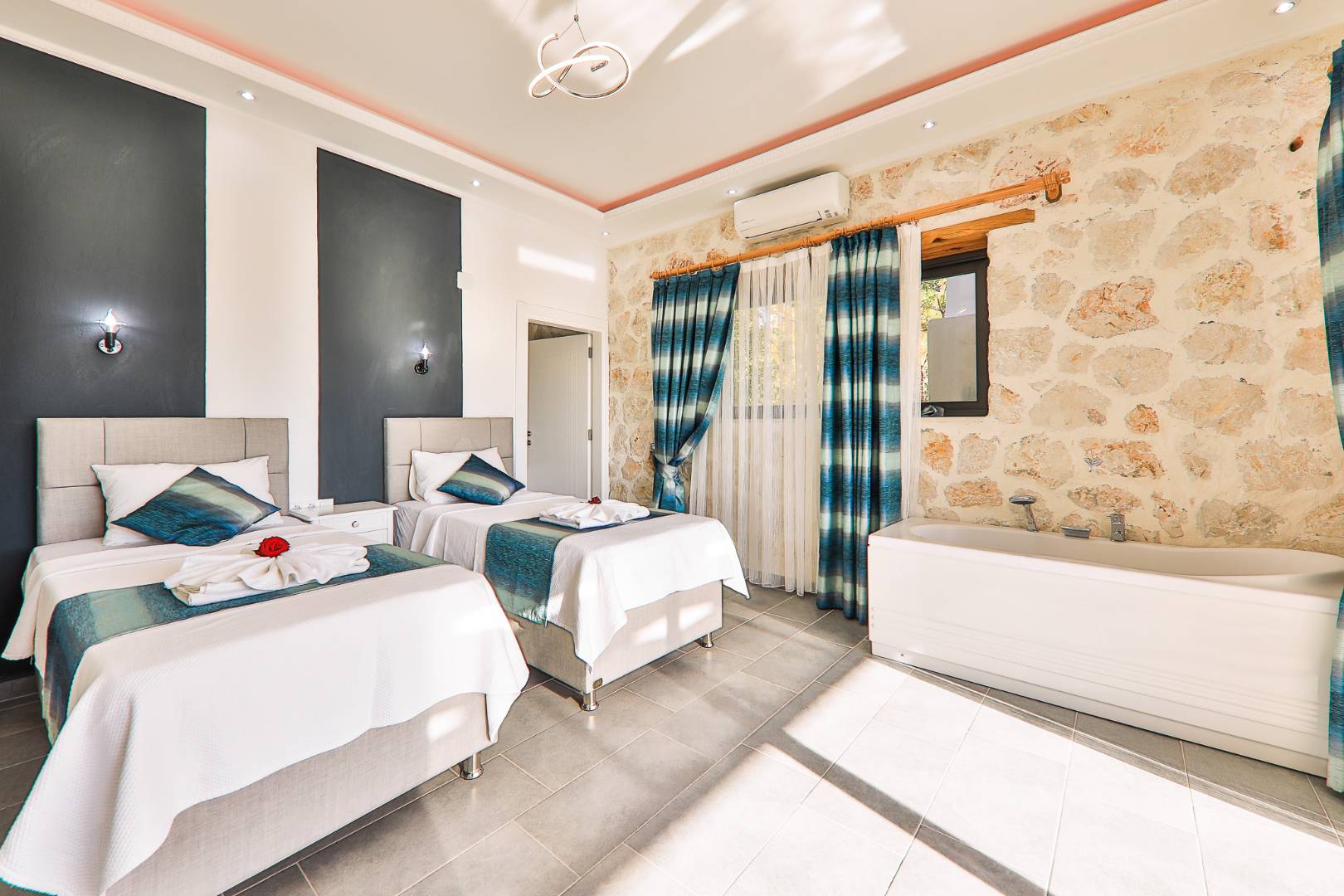 Kaş İslamlar'da Enfes Doğa Manzaralı, Isıtmalı Havuzlu, Konforlu Villa