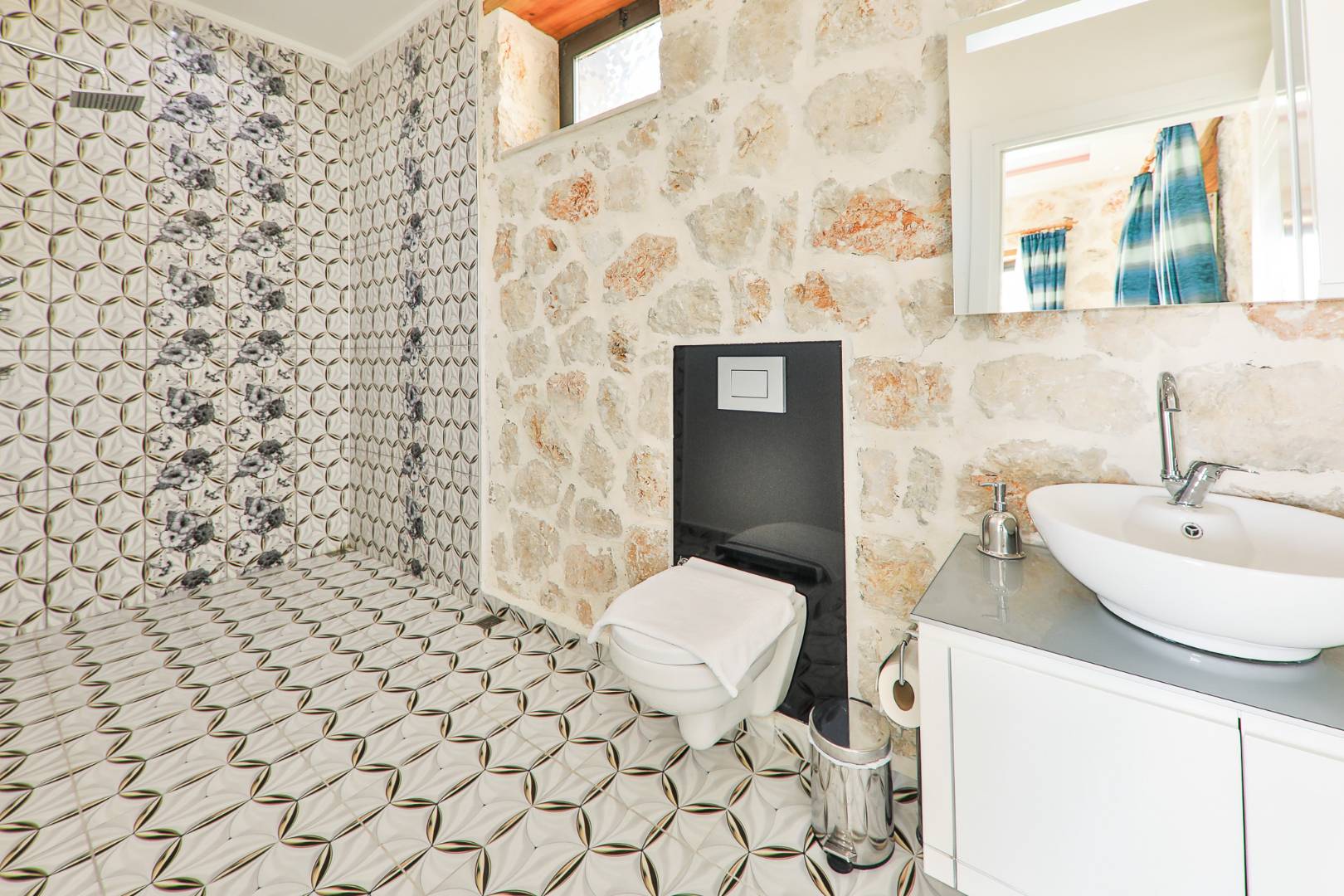 Kaş İslamlar'da Enfes Doğa Manzaralı, Isıtmalı Havuzlu, Konforlu Villa