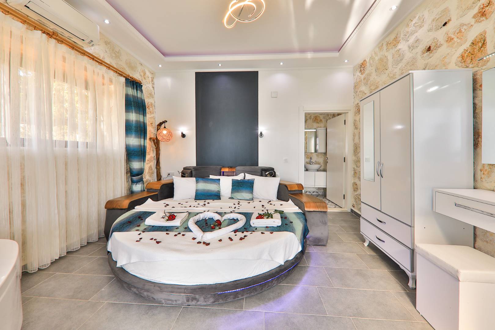 Kaş İslamlar'da Enfes Doğa Manzaralı, Isıtmalı Havuzlu, Konforlu Villa