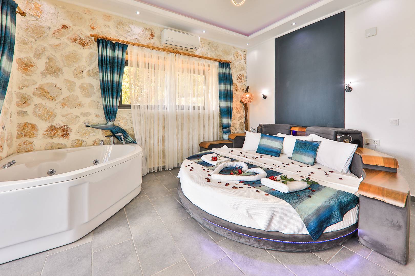Kaş İslamlar'da Enfes Doğa Manzaralı, Isıtmalı Havuzlu, Konforlu Villa