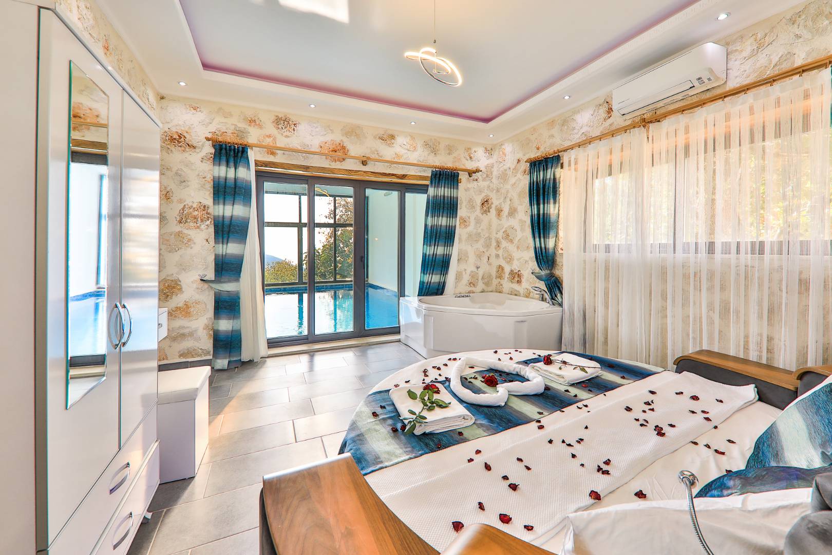 Kaş İslamlar'da Enfes Doğa Manzaralı, Isıtmalı Havuzlu, Konforlu Villa