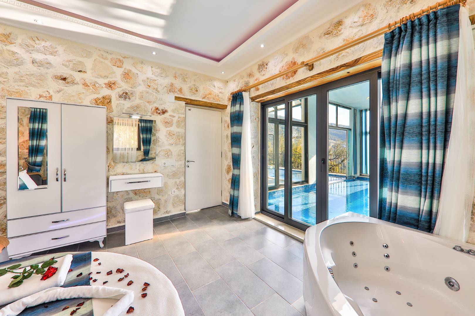 Kaş İslamlar'da Enfes Doğa Manzaralı, Isıtmalı Havuzlu, Konforlu Villa