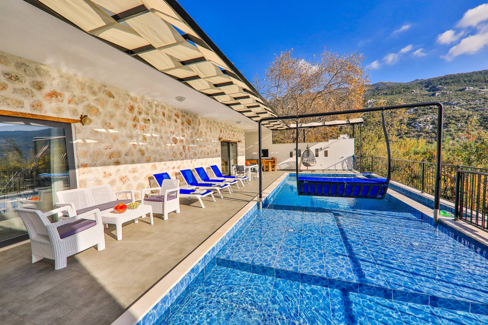 Kaş İslamlar'da Enfes Doğa Manzaralı, Isıtmalı Havuzlu, Konforlu Villa