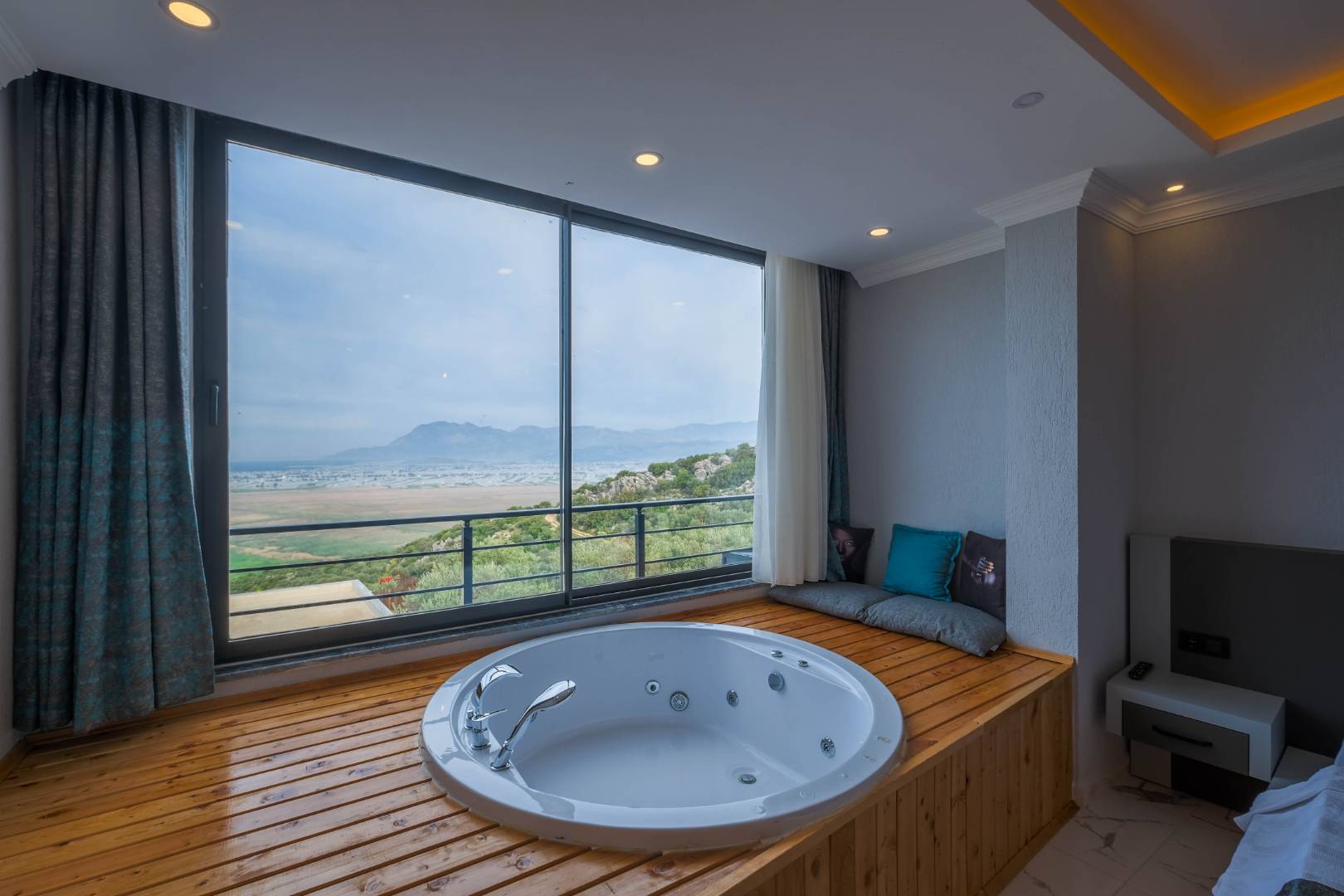 Kaş Üzümlü'de Şehrin Gürültüsünden Uzakta, Özel Havuzlu, Çift Jakuzili Villa