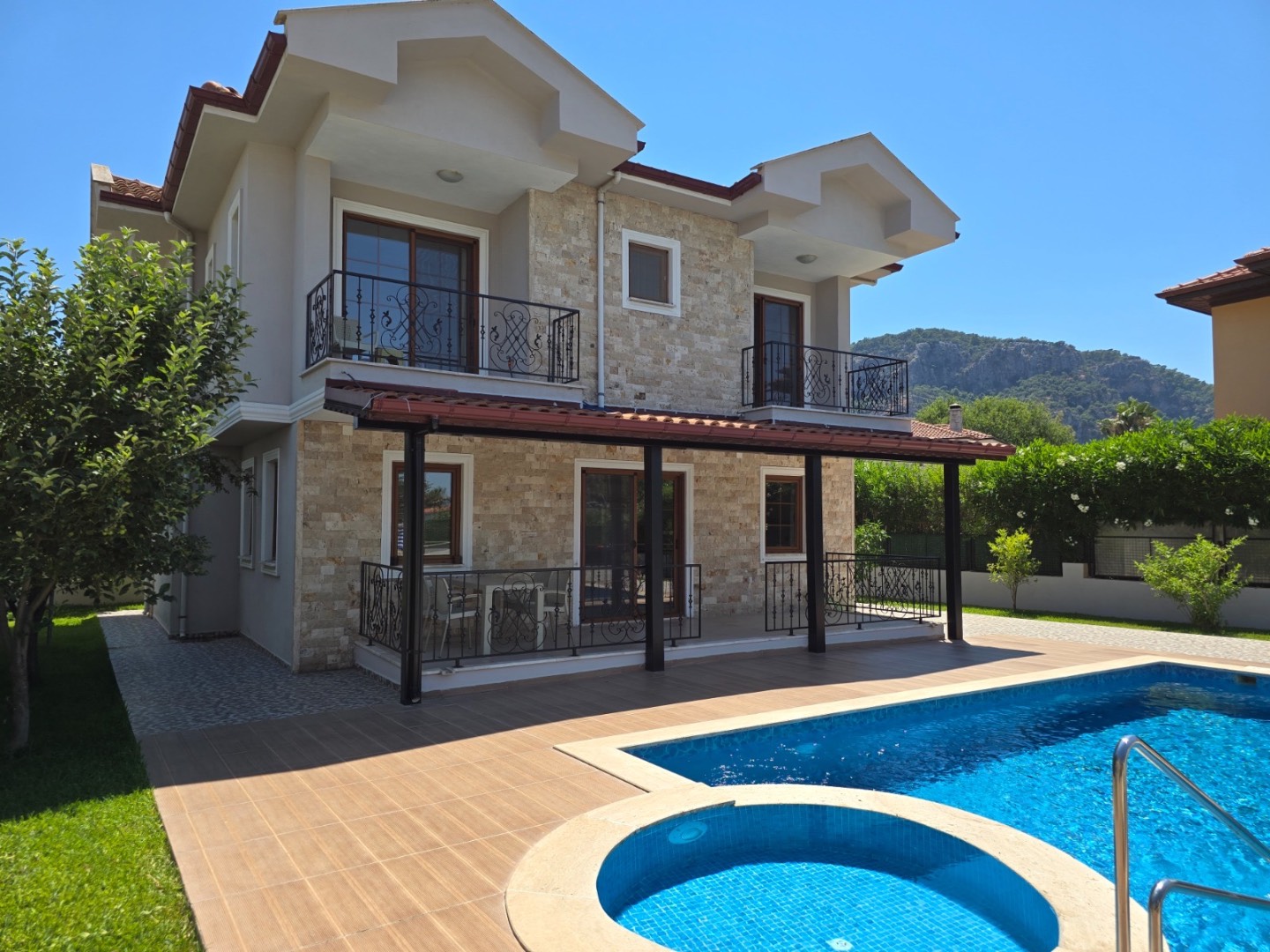 Ortaca Dalyan'da Kalabalık Ailelere Uygun, Özel Havuzlu, Geniş Villa