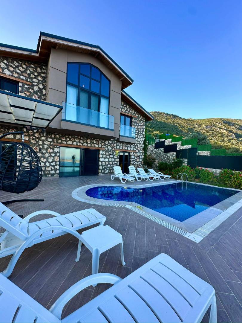 Kaş Sarıbelen'de Muhteşem Doğada, Özel Havuzlu, Taş Villa