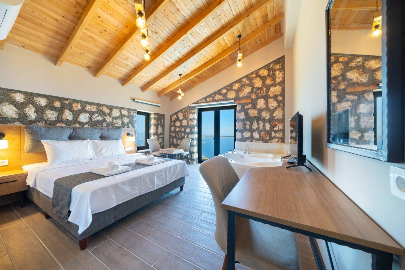 Kaş Sarıbelen'de Muhteşem Doğada, Özel Havuzlu, Taş Villa