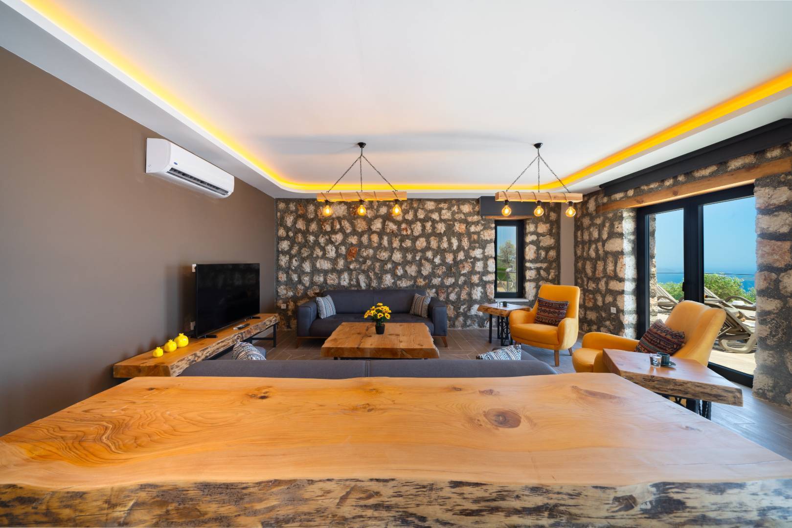 Kaş Sarıbelen'de Muhteşem Doğada, Özel Havuzlu, Taş Villa