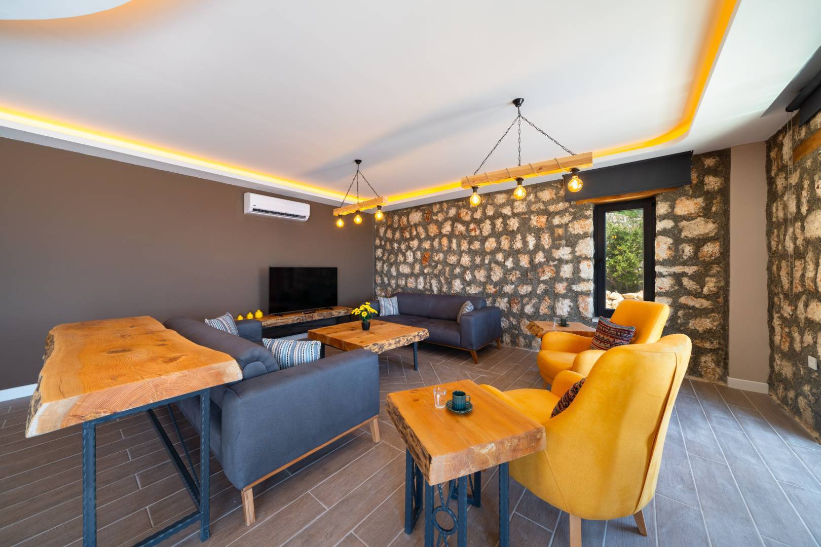Kaş Sarıbelen'de Muhteşem Doğada, Özel Havuzlu, Taş Villa