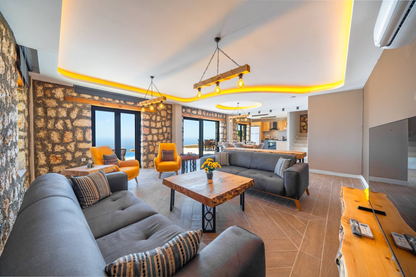 Kaş Sarıbelen'de Muhteşem Doğada, Özel Havuzlu, Taş Villa