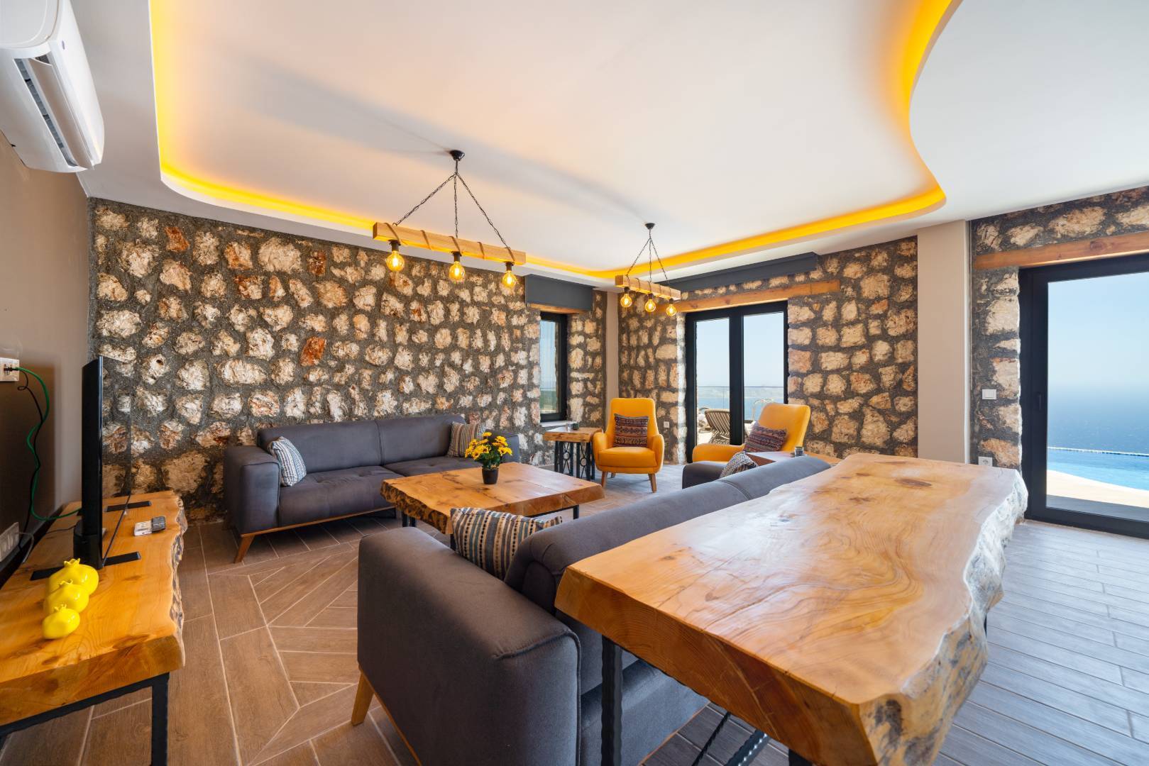 Kaş Sarıbelen'de Muhteşem Doğada, Özel Havuzlu, Taş Villa