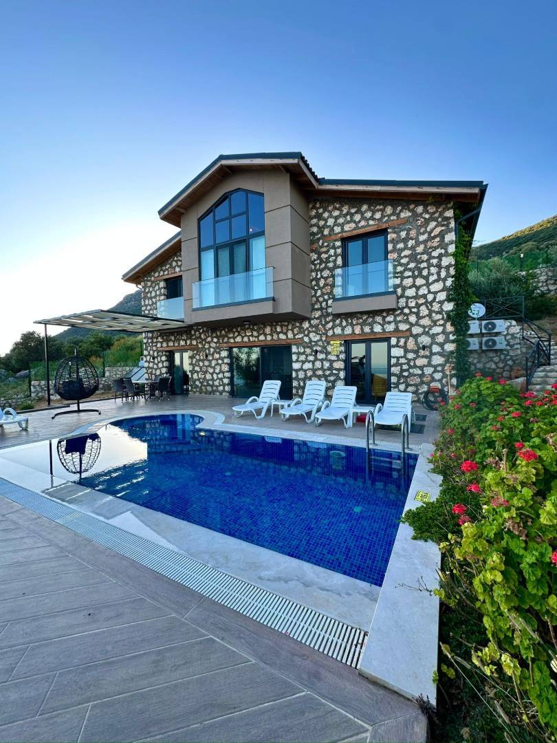 Kaş Sarıbelen'de Muhteşem Doğada, Özel Havuzlu, Taş Villa