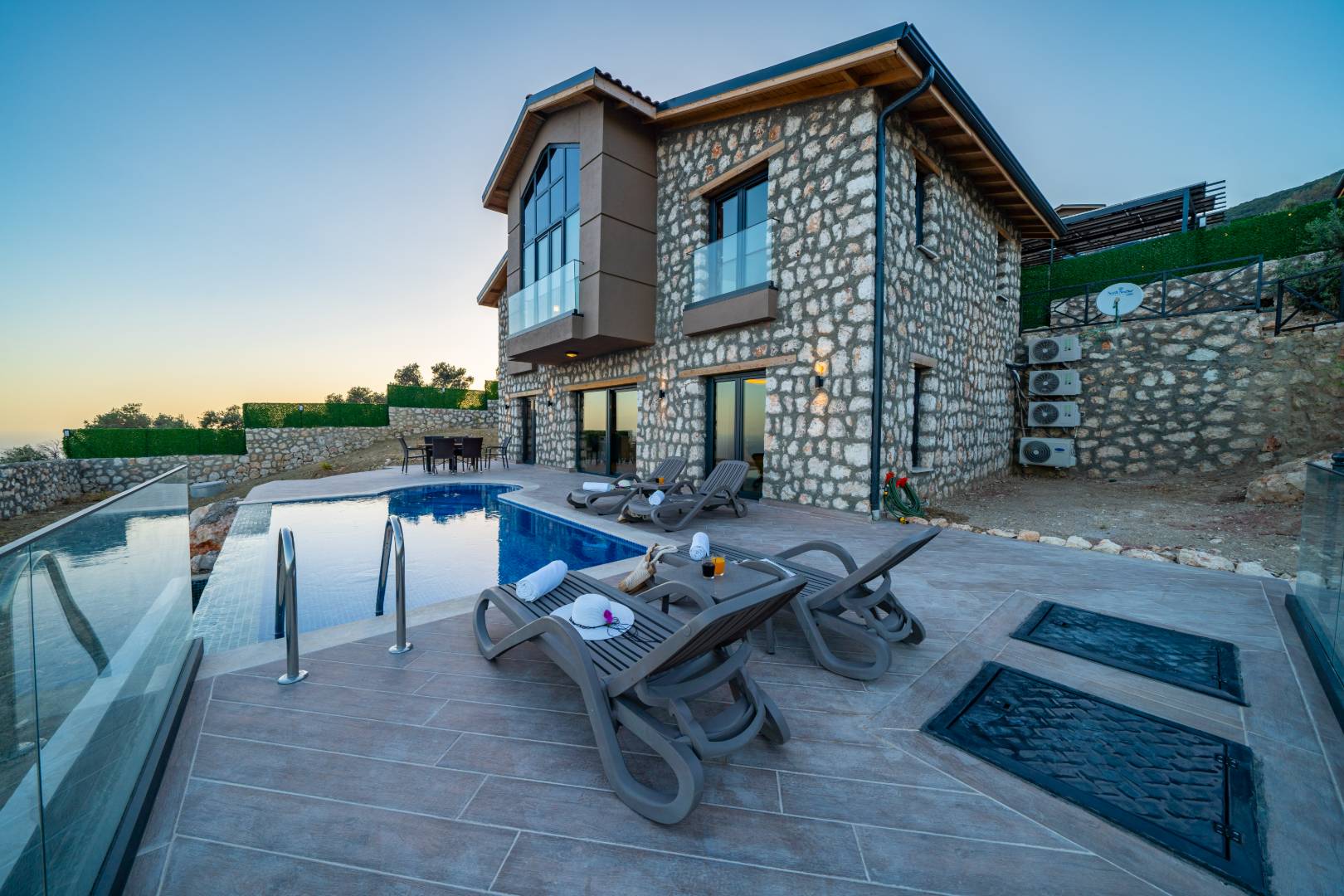 Kaş Sarıbelen'de Muhteşem Doğada, Özel Havuzlu, Taş Villa