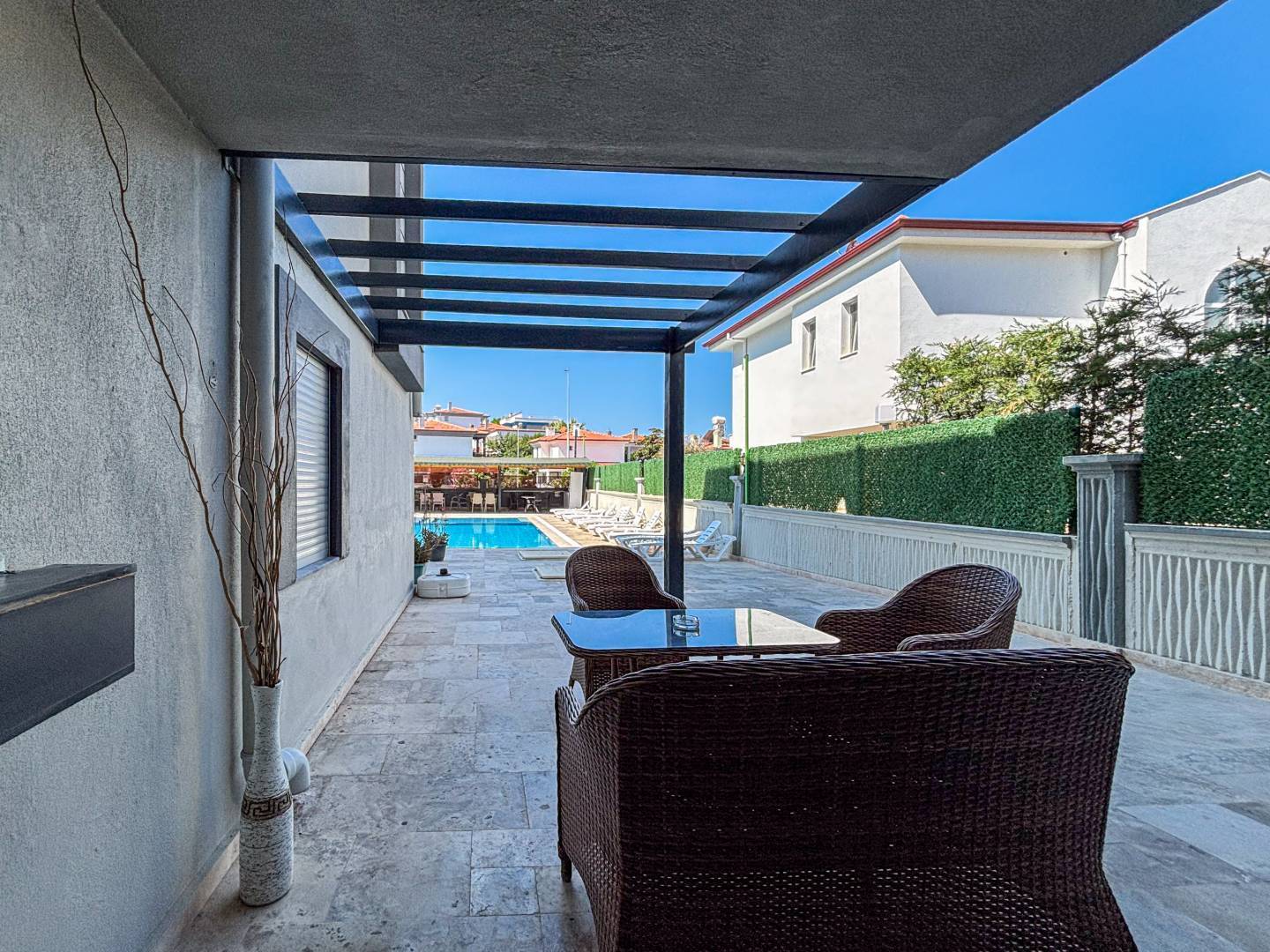 Kuşadası Bayraklıdede'de Modern Tasarımlı, Ortak Havuzlu, 1+1 Kiralık Daire