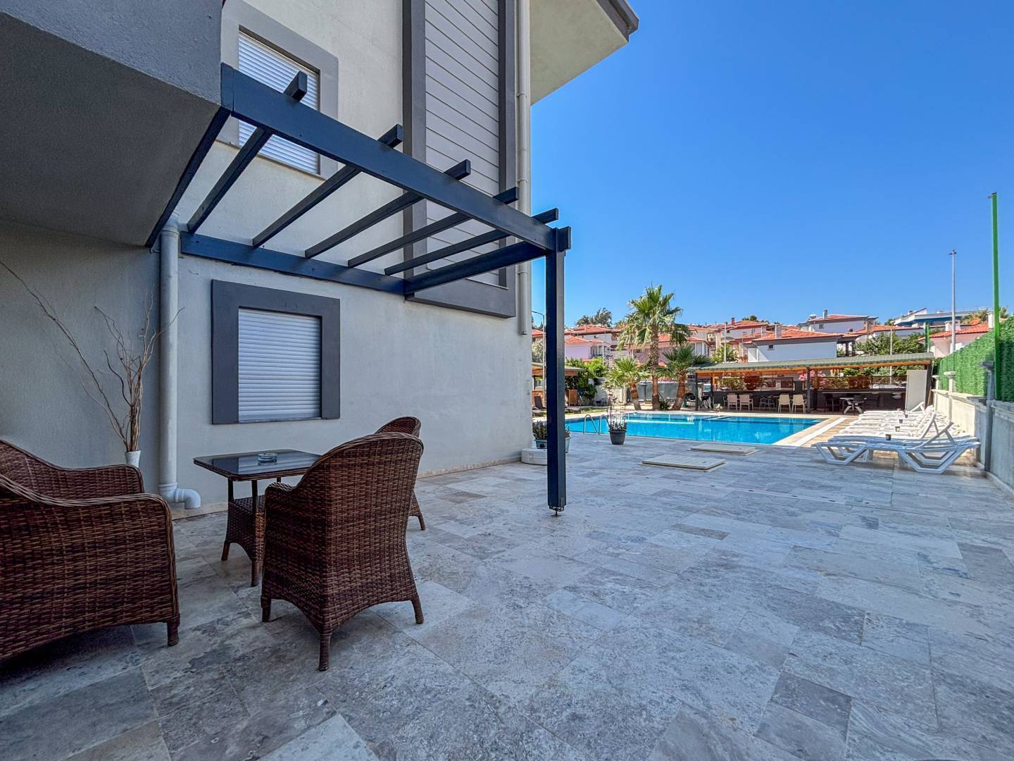 Kuşadası Bayraklıdede'de Modern Tasarımlı, Ortak Havuzlu, 1+1 Kiralık Daire
