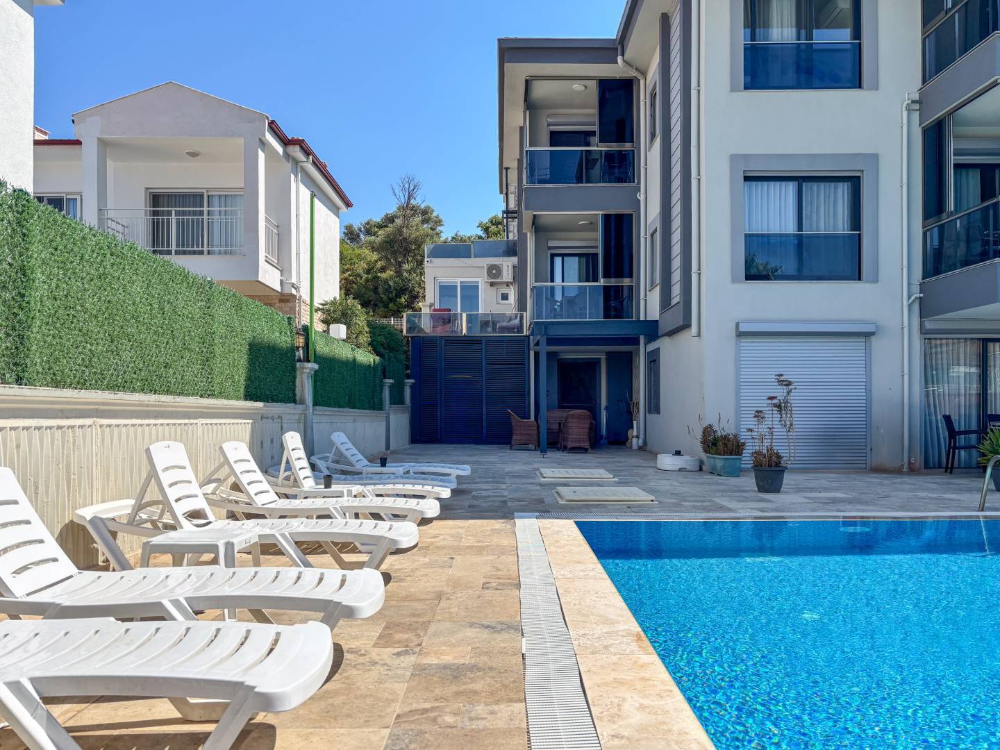 Kuşadası Bayraklıdede'de Modern Tasarımlı, Ortak Havuzlu, 1+1 Kiralık Daire