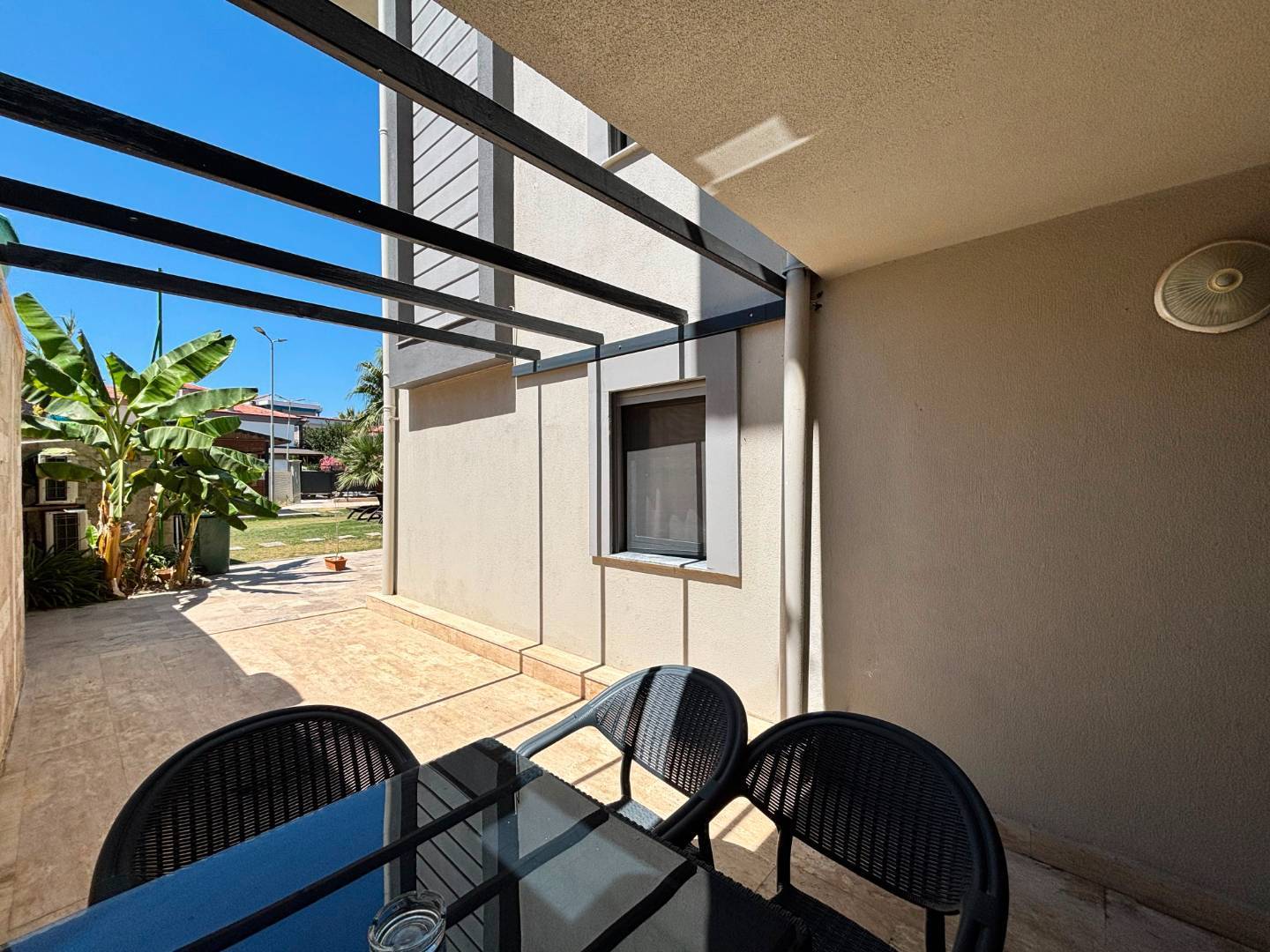 Kuşadası Bayraklıdede'de Modern Tasarımlı, Ortak Havuzlu, 1+1 Kiralık Daire