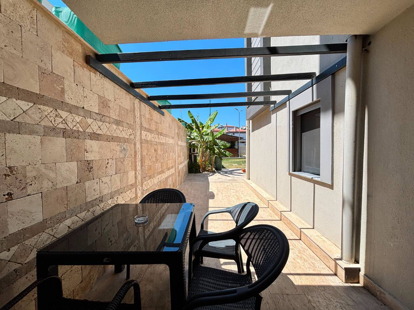 Kuşadası Bayraklıdede'de Modern Tasarımlı, Ortak Havuzlu, 1+1 Kiralık Daire