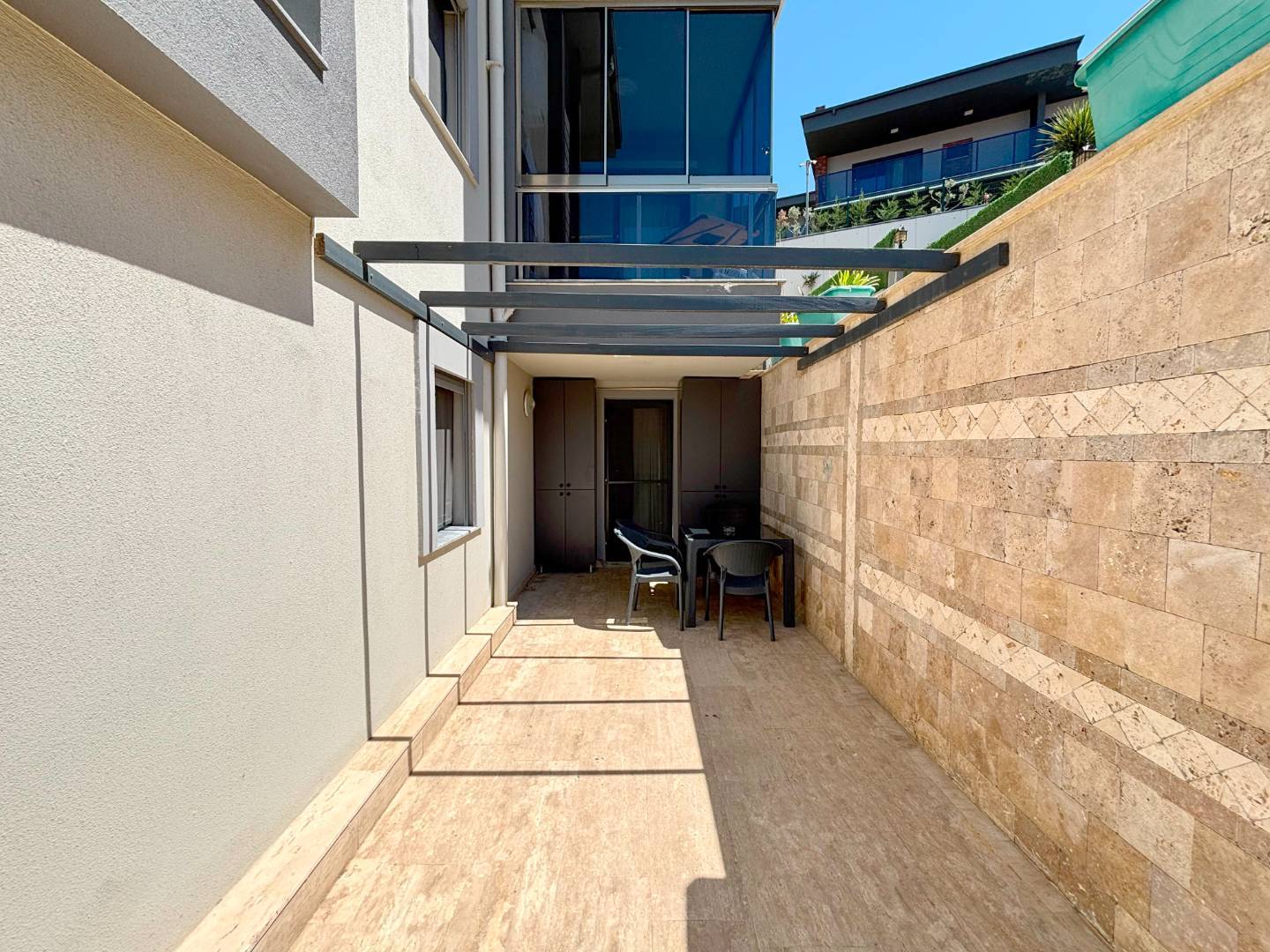 Kuşadası Bayraklıdede'de Modern Tasarımlı, Ortak Havuzlu, 1+1 Kiralık Daire