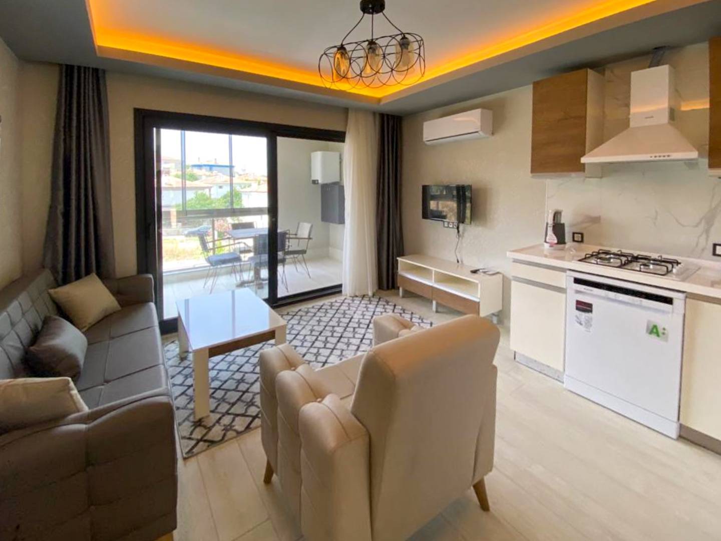 Kuşadası Bayraklıdede'de Modern Tasarımlı, Ortak Havuzlu, 1+1 Kiralık Daire