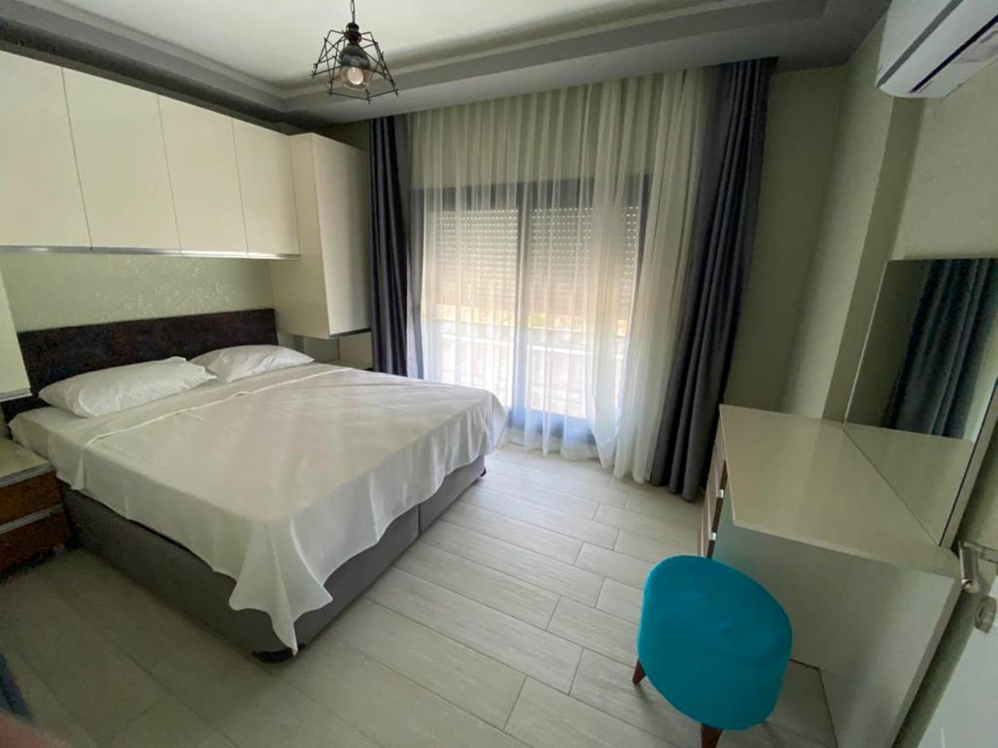 Kuşadası Bayraklıdede'de Modern Tasarımlı, Ortak Havuzlu, 1+1 Kiralık Daire