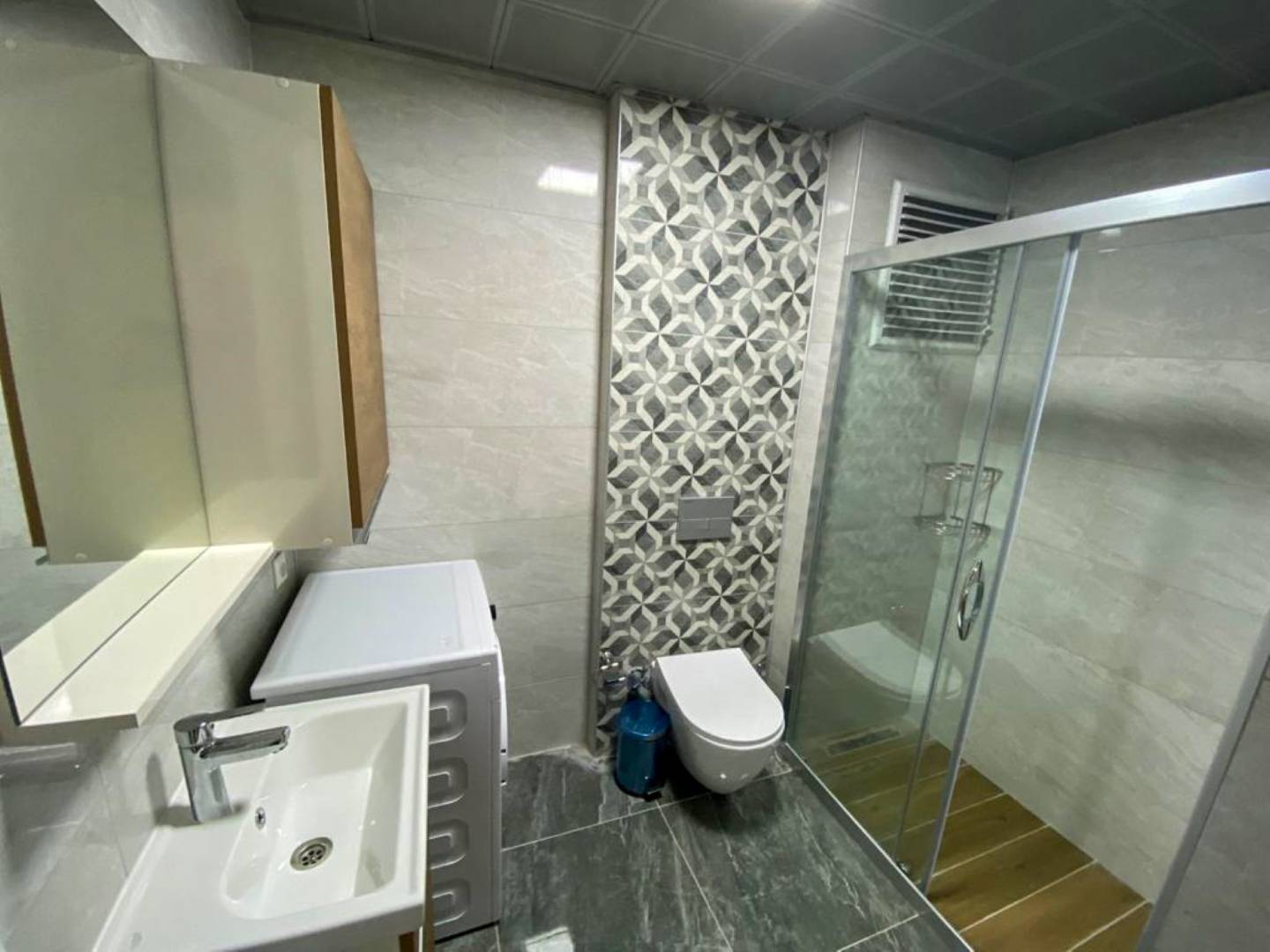 Kuşadası Bayraklıdede'de Modern Tasarımlı, Ortak Havuzlu, 1+1 Kiralık Daire