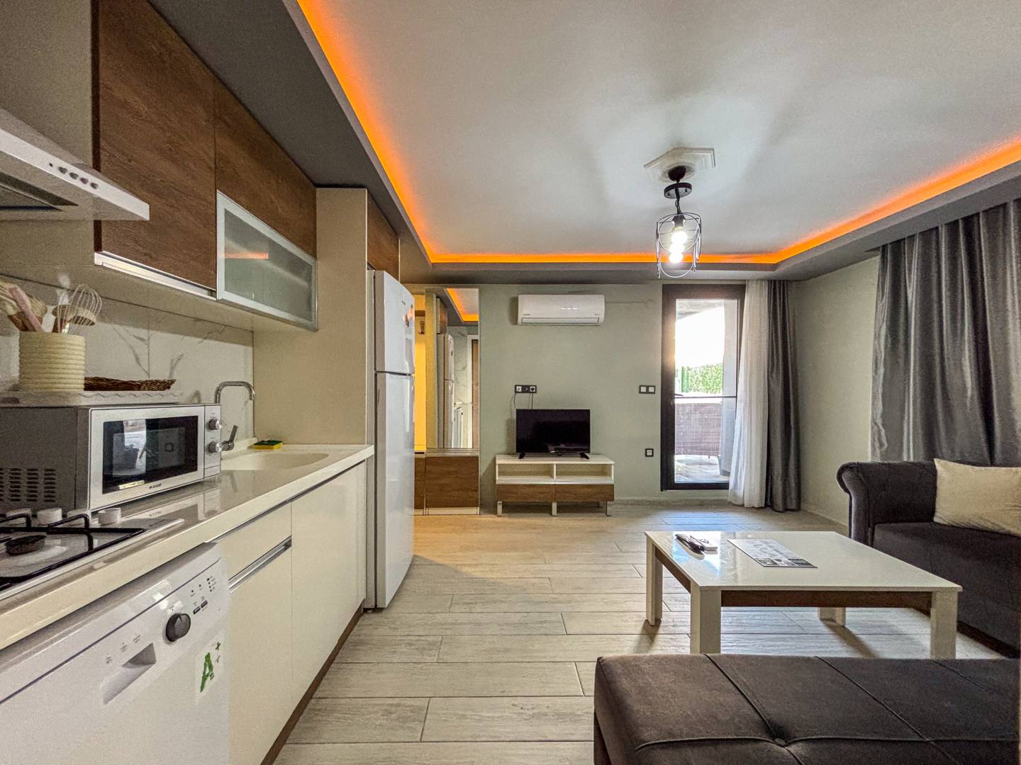 Kuşadası Bayraklıdede'de Modern Tasarımlı, Ortak Havuzlu, 1+1 Kiralık Daire