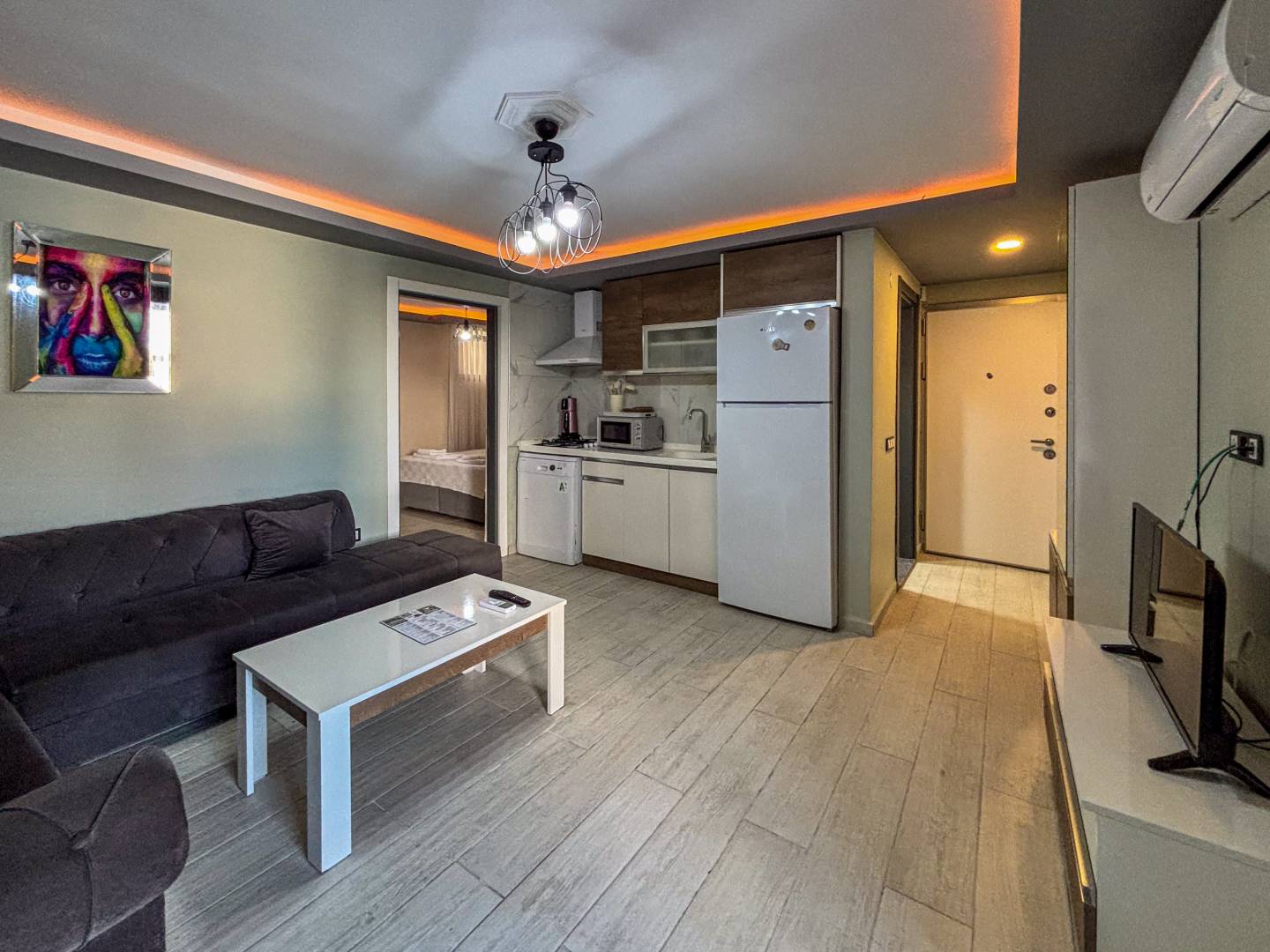 Kuşadası Bayraklıdede'de Modern Tasarımlı, Ortak Havuzlu, 1+1 Kiralık Daire