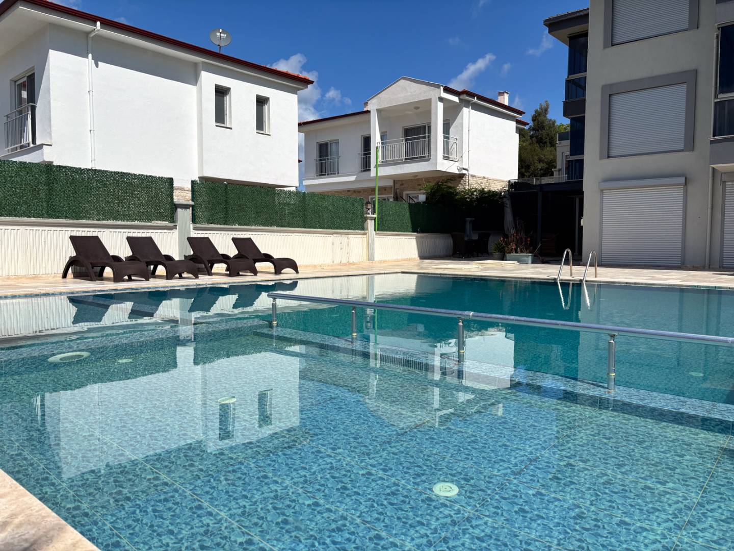 Kuşadası Bayraklıdede'de Merkezi Konumda, Ortak Havuzlu, 2+1 Tatil Evi