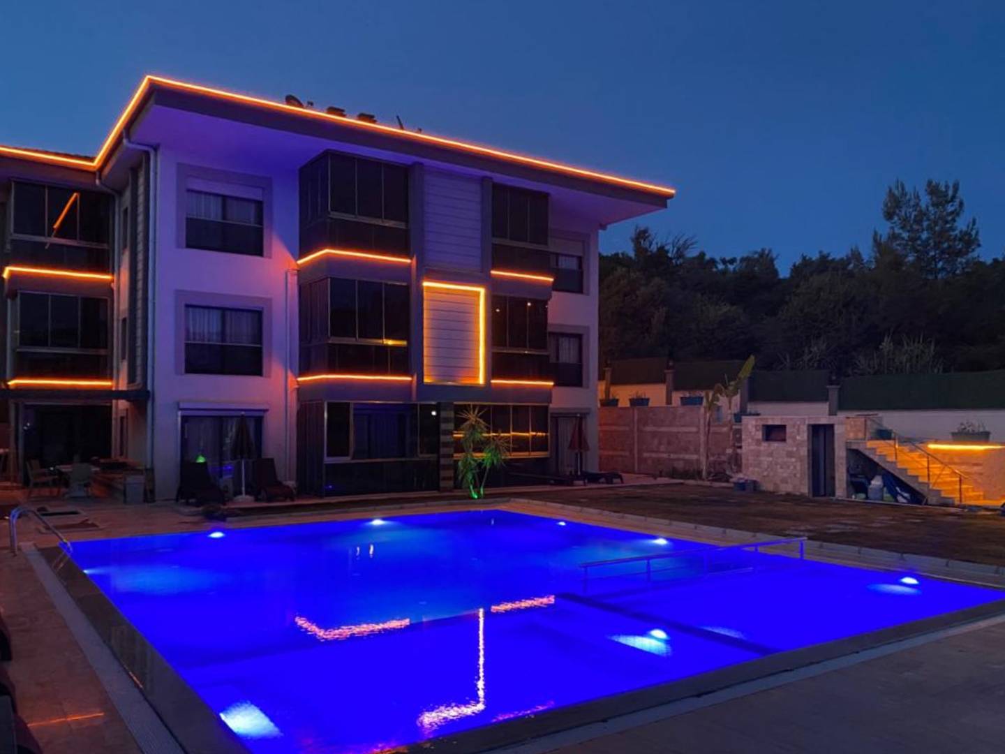 Kuşadası Bayraklıdede'de Merkezi Konumda, Ortak Havuzlu, 2+1 Tatil Evi