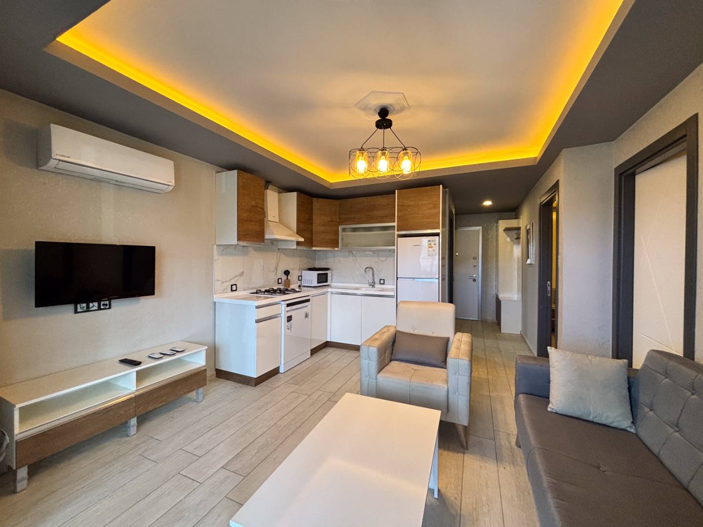 Kuşadası Bayraklıdede'de Merkezi Konumda, Ortak Havuzlu, 2+1 Tatil Evi